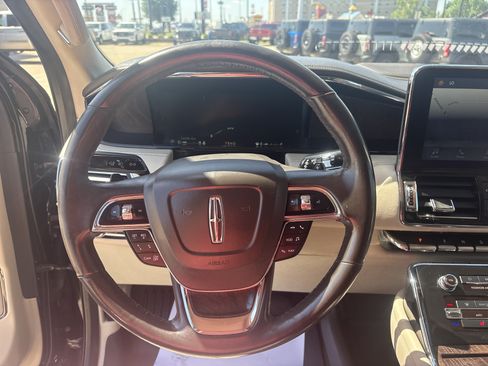 Used 2018 Lincoln Navigator Select w/ Technology Package RWD image 11