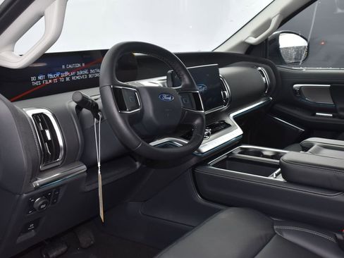 New 2026 Ford Expedition Platinum image 8