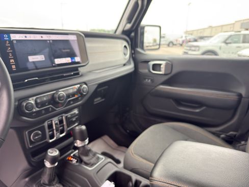 Used 2025 Jeep Wrangler Unlimited Sahara AWD/4WD image 11