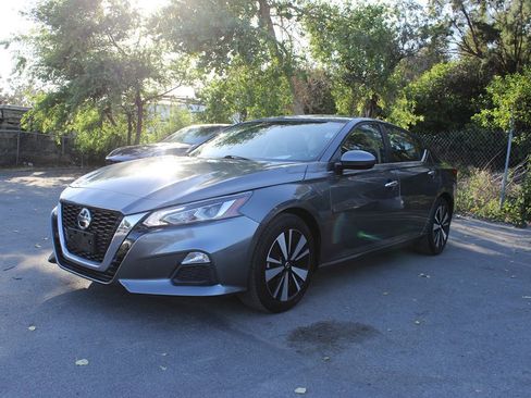 Used 2021 Nissan Altima 2.5 SV FWD image 3
