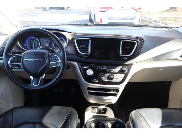 Used 2017 Chrysler Pacifica Touring-L FWD image 7