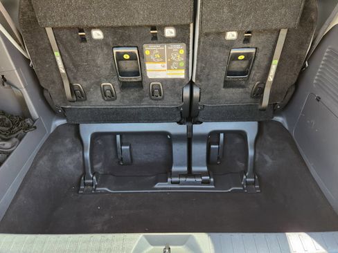 Used 2023 Toyota Sienna XLE FWD image 32