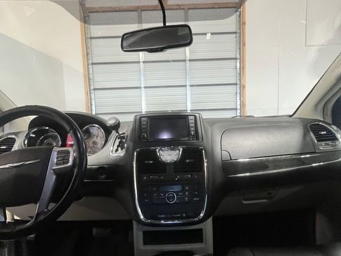 Used 2013 Chrysler Town & Country Touring image 5