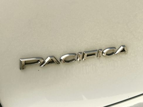 Used 2022 Chrysler Pacifica Touring-L FWD image 8