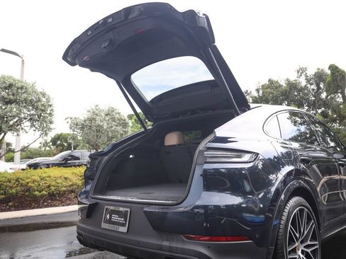 Used 2024 Porsche Cayenne Coupe AWD/4WD image 17