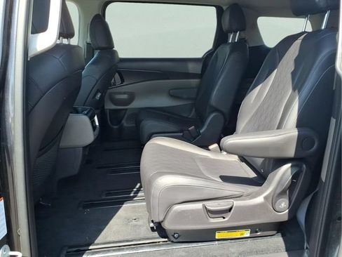 Used 2026 Kia Carnival FWD image 18