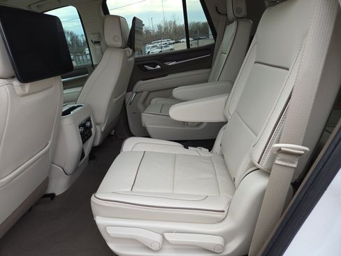 Used 2024 GMC Yukon Denali w/ Advanced Technology Package image 7
