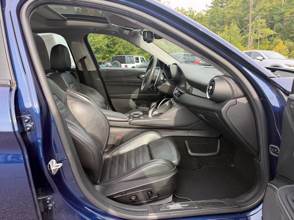 Used 2019 Alfa Romeo Giulia Ti AWD/4WD image 13