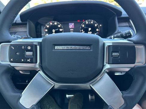 New 2025 Land Rover Discovery Dynamic SE image 23