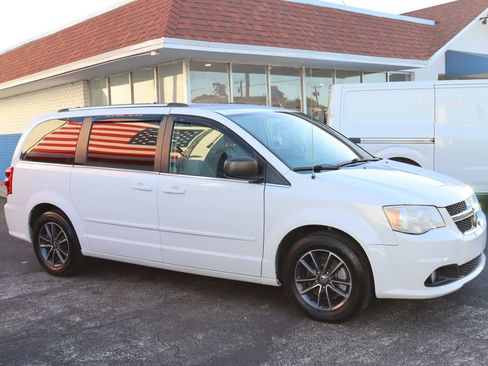 Used 2017 Dodge Grand Caravan SXT image 12