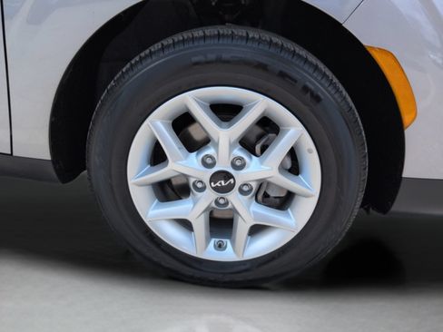Used 2025 Kia Soul LX w/ LX Technology Package FWD image 13