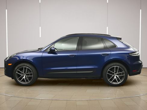 Certified 2025 Porsche Macan AWD/4WD image 2