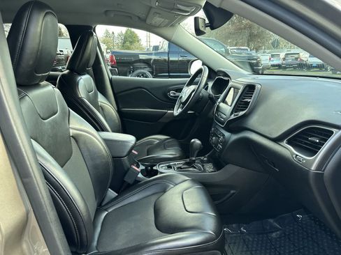 Used 2019 Jeep Cherokee Latitude Plus w/ Comfort/Convenience Group image 4