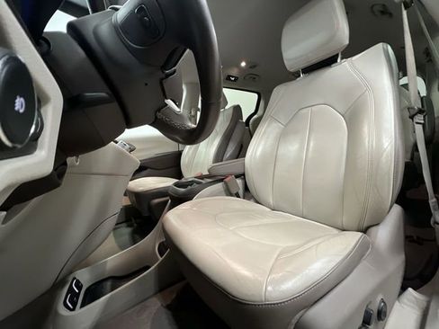 Used 2017 Chrysler Pacifica Touring-L w/ Tire & Wheel Group image 19