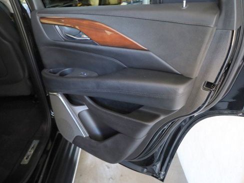Used 2017 Cadillac Escalade Luxury AWD/4WD image 38
