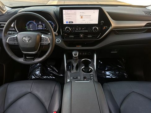 Used 2024 Toyota Highlander Limited image 4