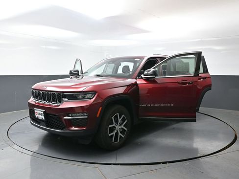 Used 2024 Jeep Grand Cherokee Limited AWD/4WD image 31