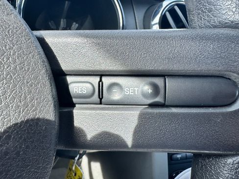 Used 2005 Ford Mustang Convertible image 31