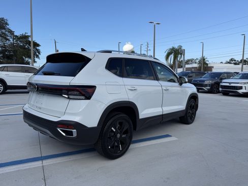 New 2026 Volkswagen Taos SE FWD image 3