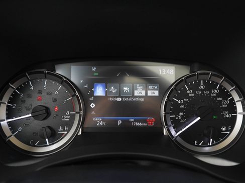 Used 2024 Toyota Highlander XLE AWD/4WD image 23