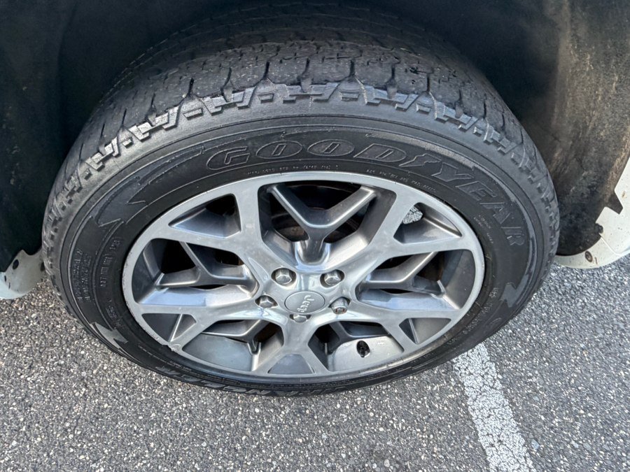 Used 2019 Jeep Grand Cherokee Overland AWD/4WD image 32