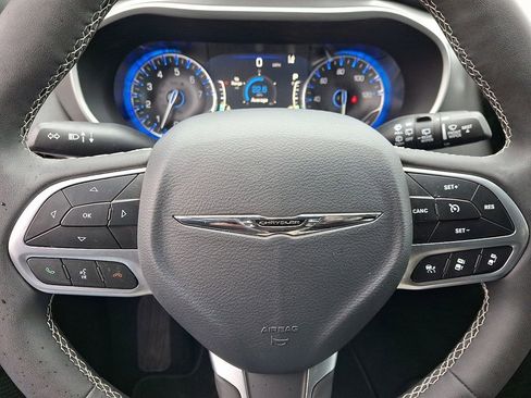 Used 2025 Chrysler Pacifica Select image 21