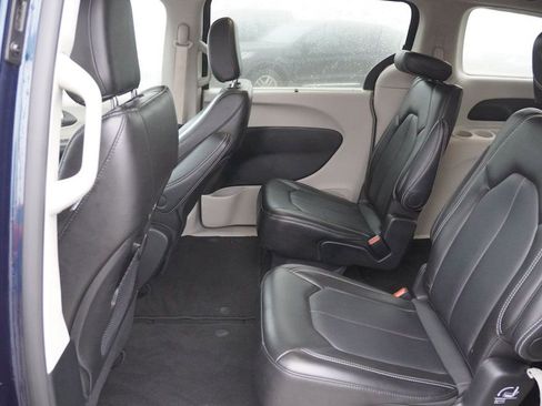 Certified 2024 Chrysler Pacifica Touring-L image 17