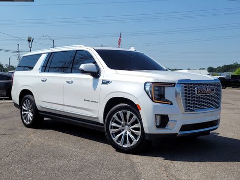 Used 2021 GMC Yukon XL Denali w/ Denali Premium Package RWD image 6