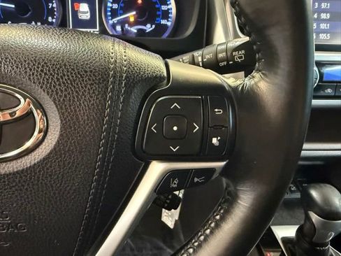 Used 2018 Toyota Highlander Plus w/ Carpet Mat Package (TMS) image 23