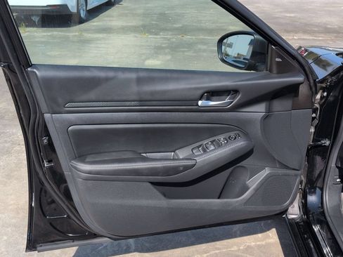 Used 2025 Nissan Altima 2.5 SV FWD image 11