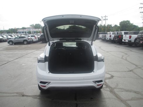 Certified 2022 Buick Envision Avenir w/ Technology Package II FWD image 8