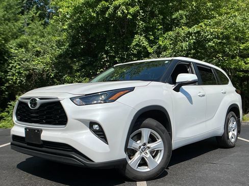 Certified 2024 Toyota Highlander LE AWD/4WD image 1