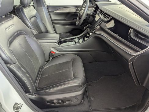 Used 2023 Jeep Grand Cherokee Overland image 32