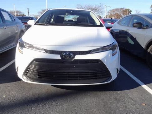 Used 2023 Toyota Corolla LE image 2