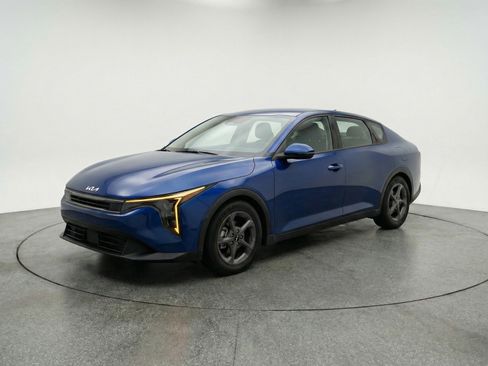 Used 2025 Kia K4 LXS image 3