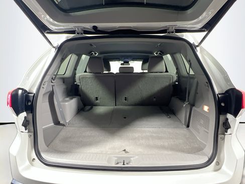 Used 2019 Toyota Highlander LE FWD image 33