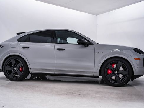 New 2025 Porsche Cayenne Turbo image 9