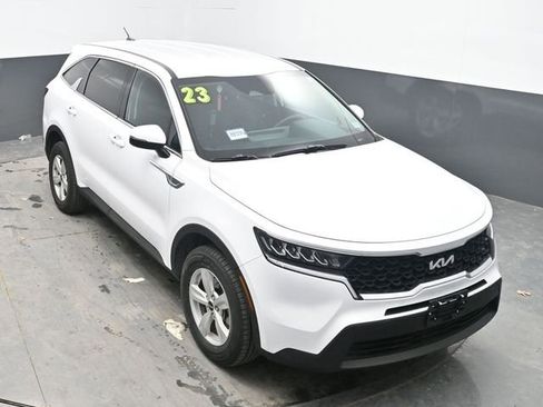 Used 2023 Kia Sorento LX image 27