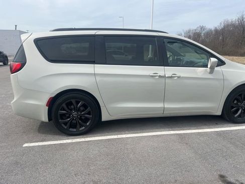 Used 2020 Chrysler Pacifica Touring-L Plus w/ S Appearance Package image 9