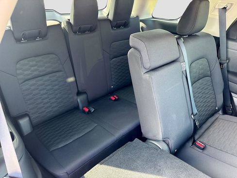 Used 2025 Nissan Pathfinder S image 26