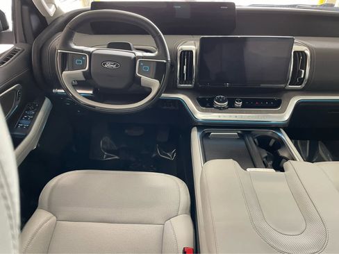 Used 2025 Ford Expedition Max Platinum w/ Platinum Ultimate Package AWD/4WD image 10