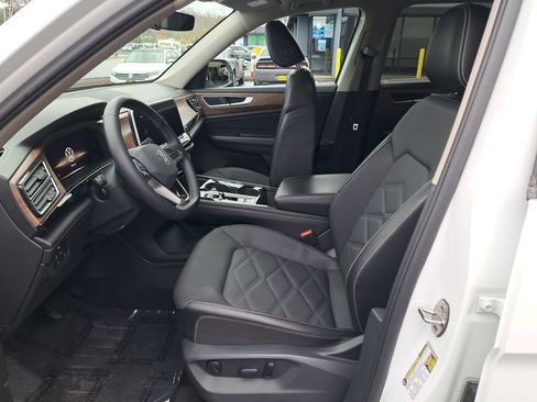 Used 2024 Volkswagen Atlas SE image 11