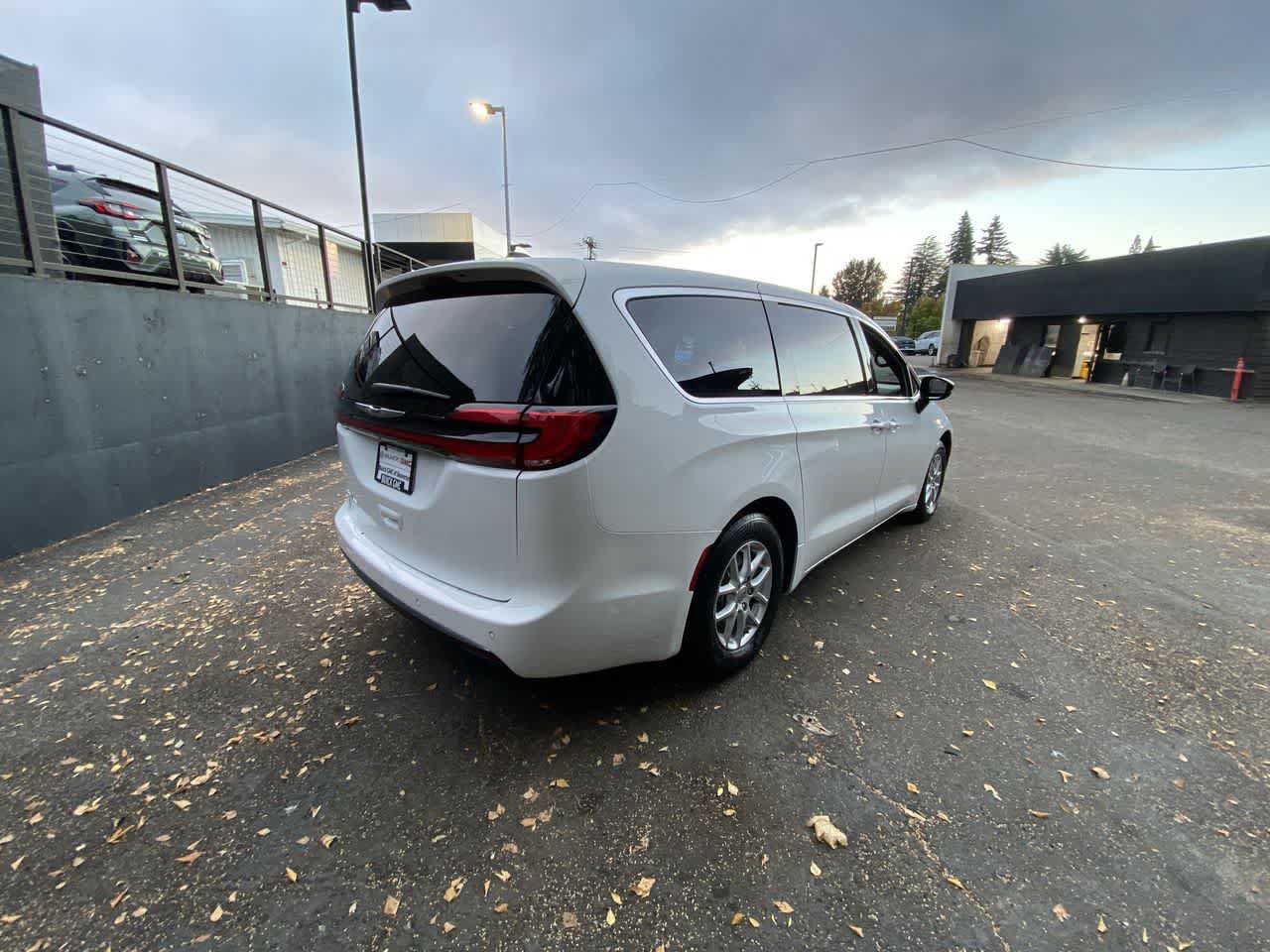 Used 2025 Chrysler Pacifica Select FWD image 6