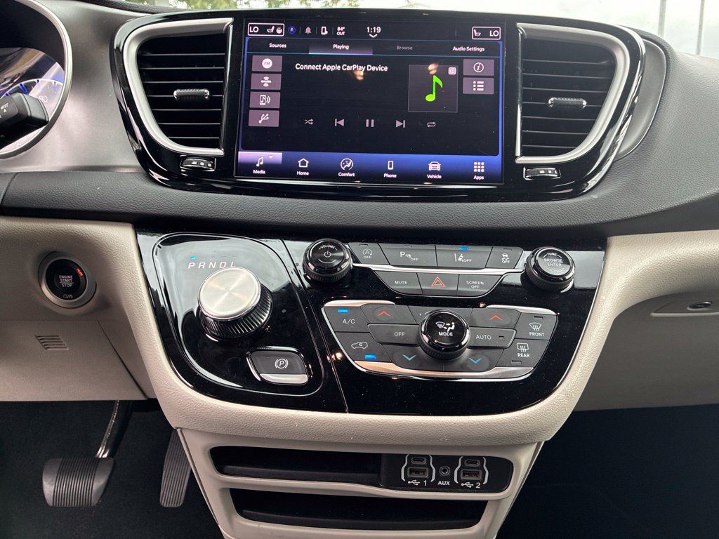 Used 2024 Chrysler Pacifica Touring-L FWD image 12