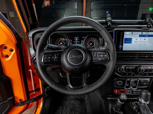 Used 2025 Jeep Wrangler Unlimited Rubicon AWD/4WD image 19