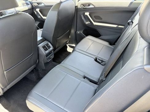 Used 2018 Volkswagen Tiguan SEL FWD image 17