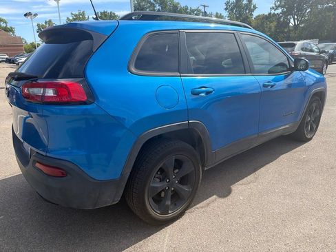 Used 2018 Jeep Cherokee Latitude w/ Altitude Package FWD image 5