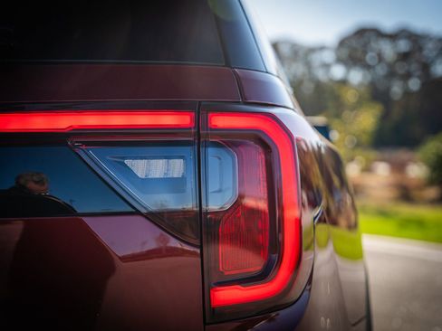 Used 2023 GMC Acadia SLE w/ Driver Convenience Package image 14