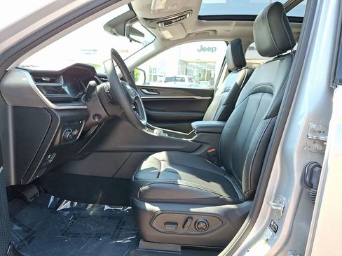 Used 2023 Jeep Grand Cherokee 30th Anniversary AWD/4WD image 13