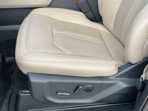 Used 2024 Ford Expedition Limited image 13